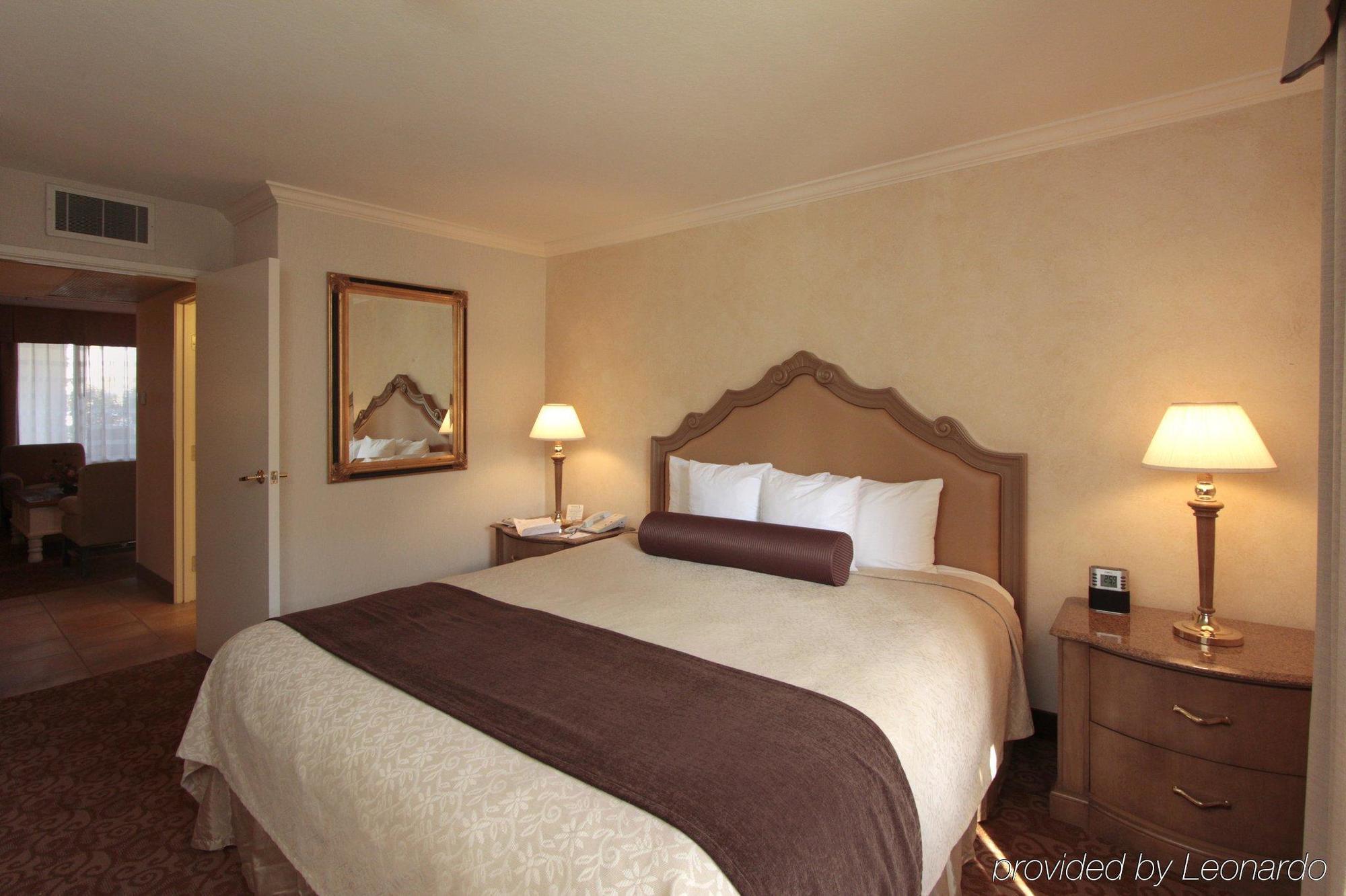 Best Western Posada Royale Hotel & Suites Сими-Вэлли Экстерьер фото